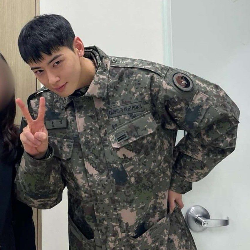 A moment captured by a fan of Cha Eunwoo