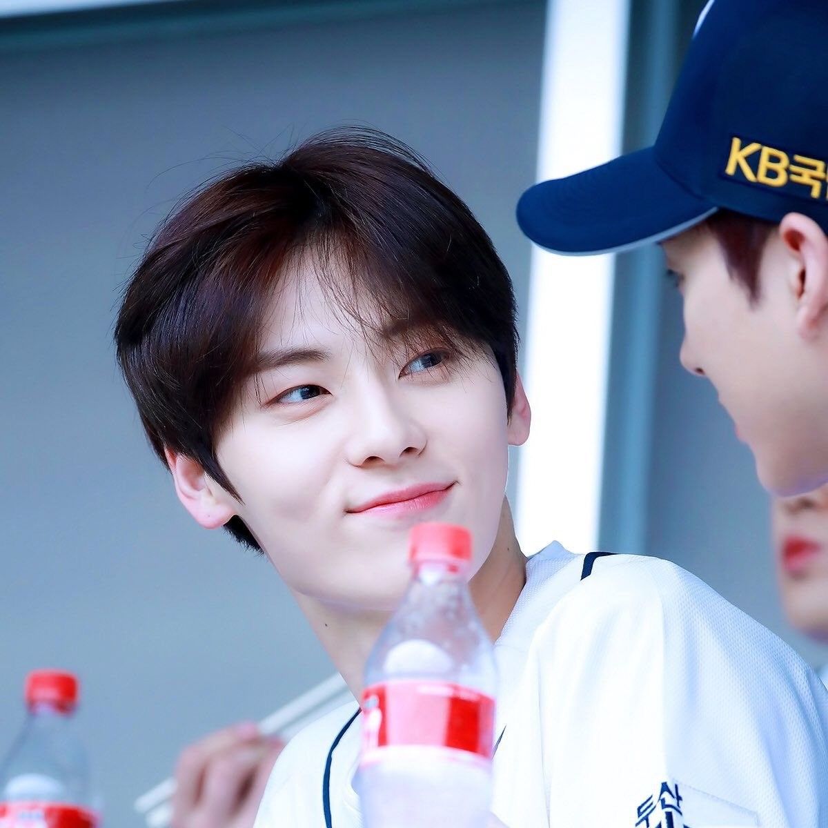 A moment captured by a fan of Hwang Minhyun