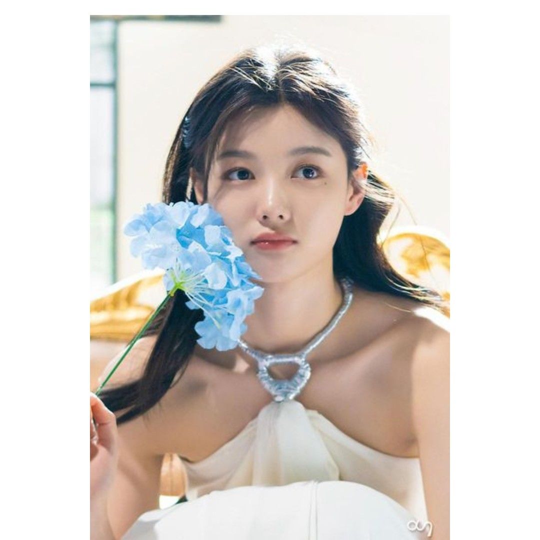 Behind-the-scenes cut of Kim Youjung