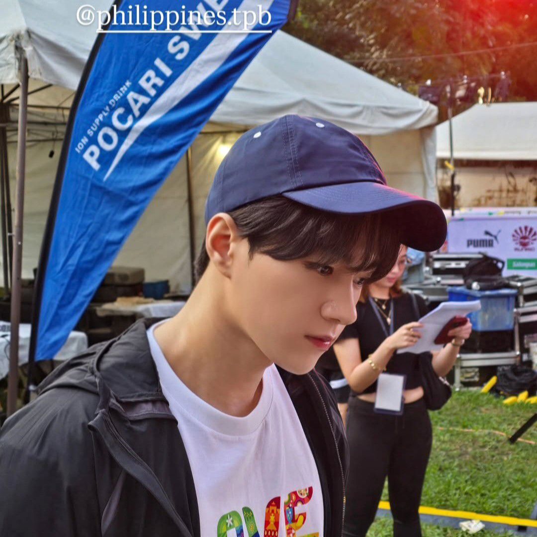 Behind-the-scenes cut of Kim Myungsoo (L)