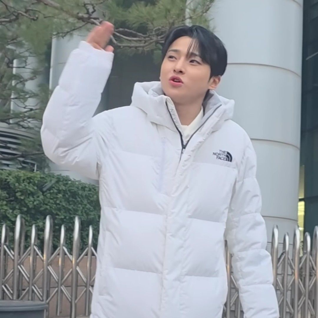 A moment captured by a fan of Seong Ri