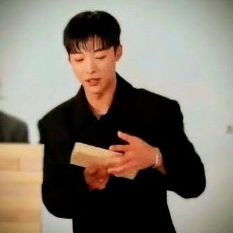 A moment captured by a fan of Woo Dohwan