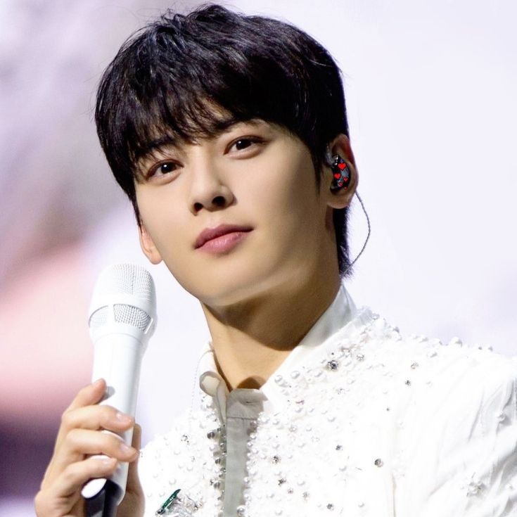 Recent activity shot of Cha Eunwoo