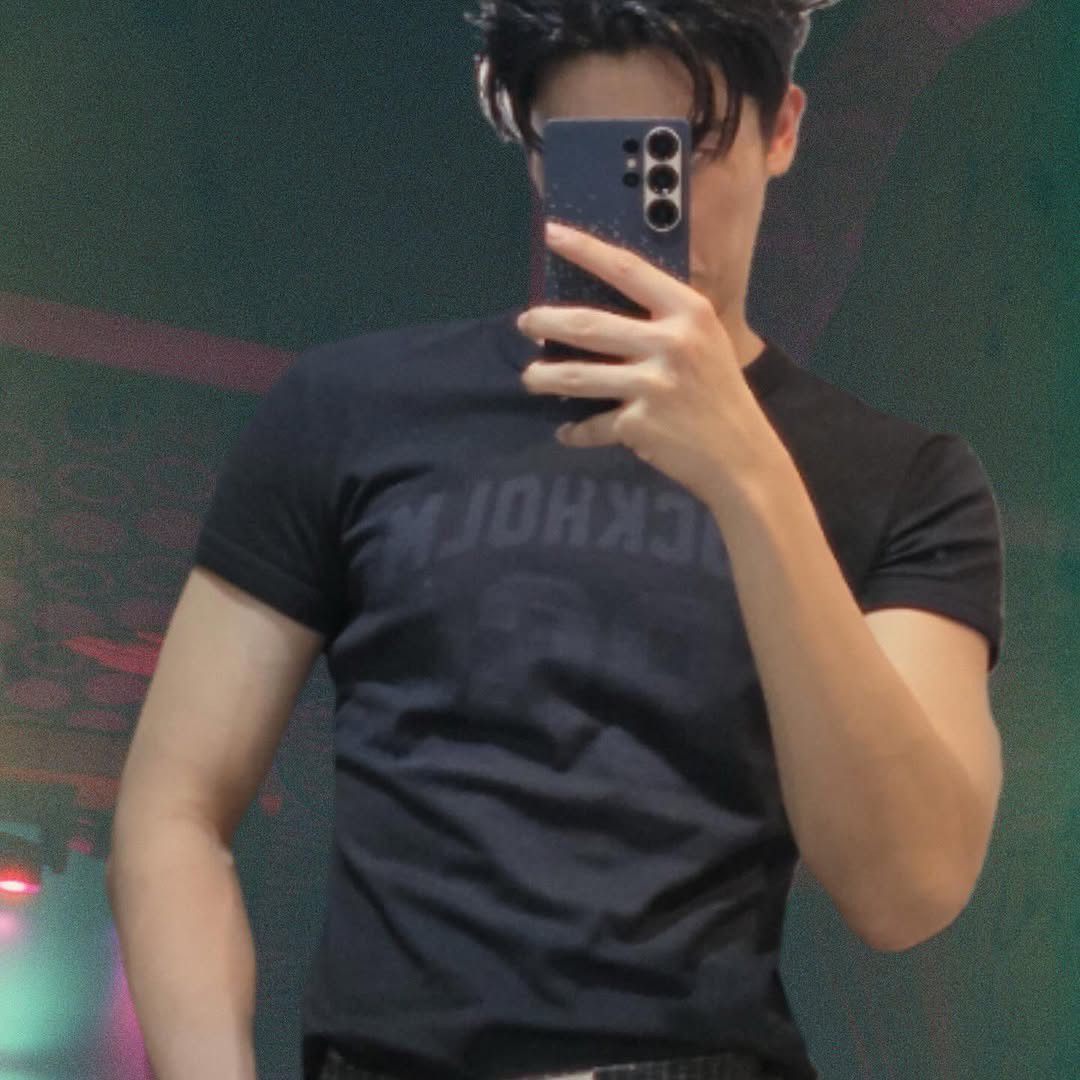 A moment captured by a fan of Tay Tawan Vihokratana