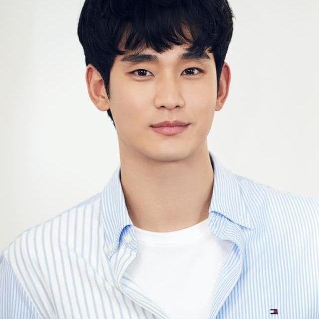 김수현의 최신 사진