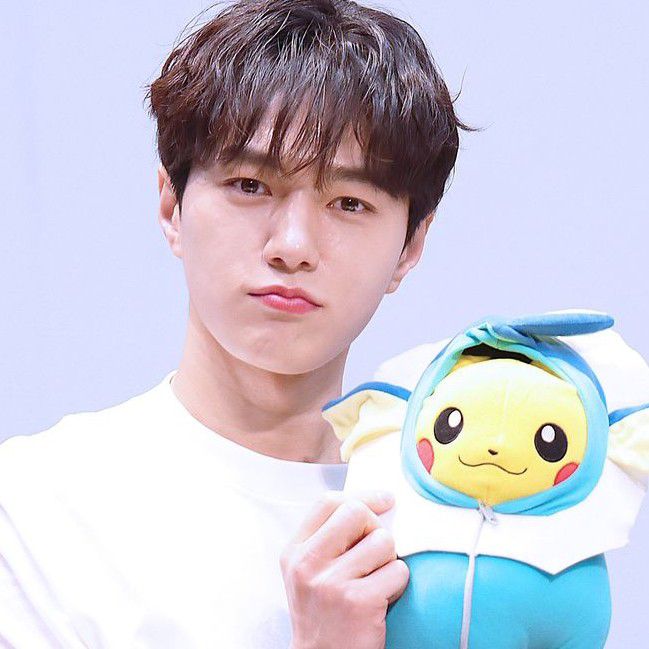 Behind-the-scenes cut of Kim Myungsoo (L)