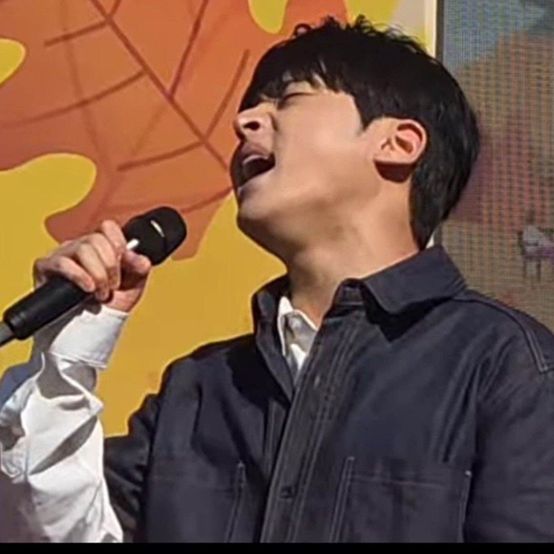 A moment captured by a fan of Seong Ri