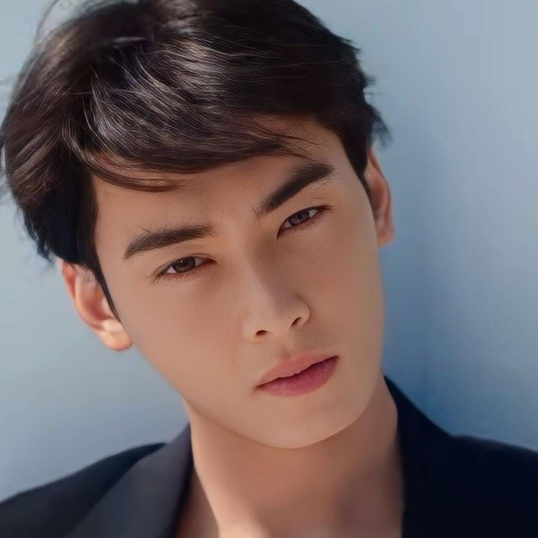 Behind-the-scenes cut of Cha Eunwoo