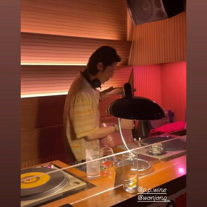 A moment captured by a fan of Lee Jongwon