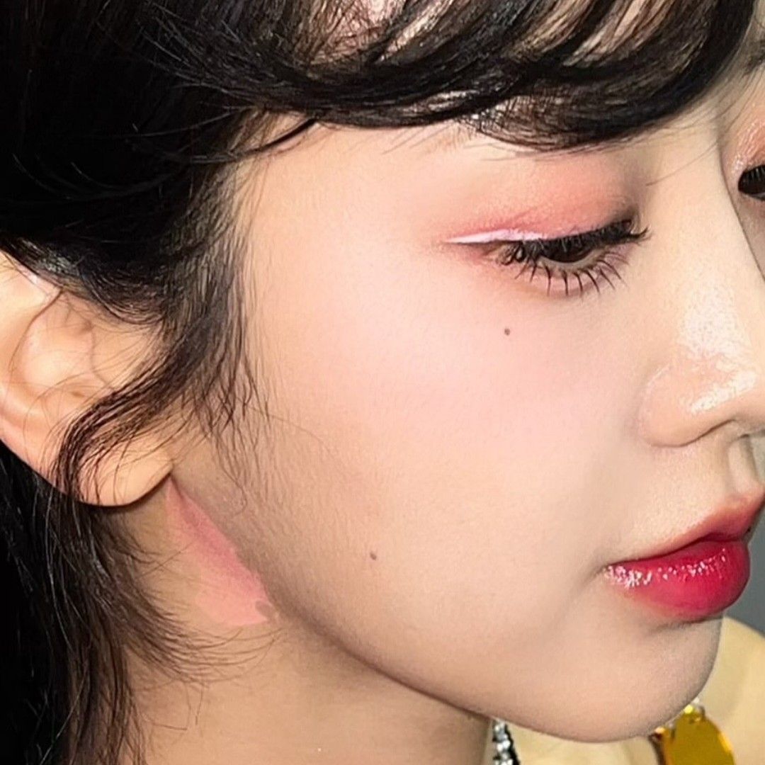 Behind-the-scenes cut of Kang Hyeyeon