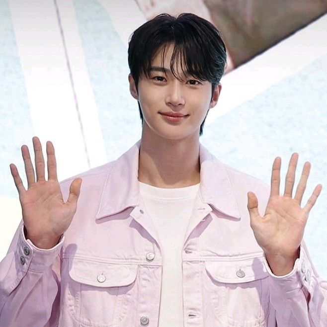 Behind-the-scenes cut of Byeon Wooseok