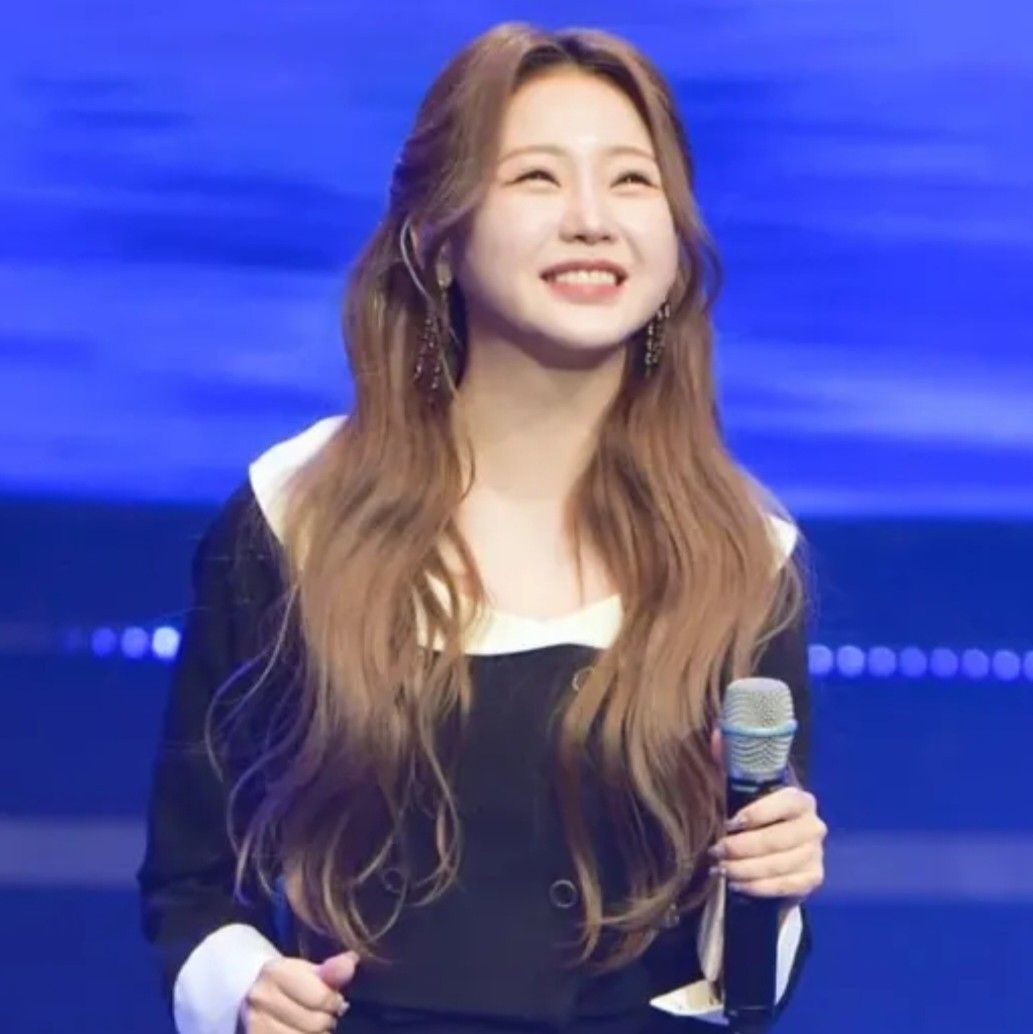 Behind-the-scenes cut of Hong Jiyoon