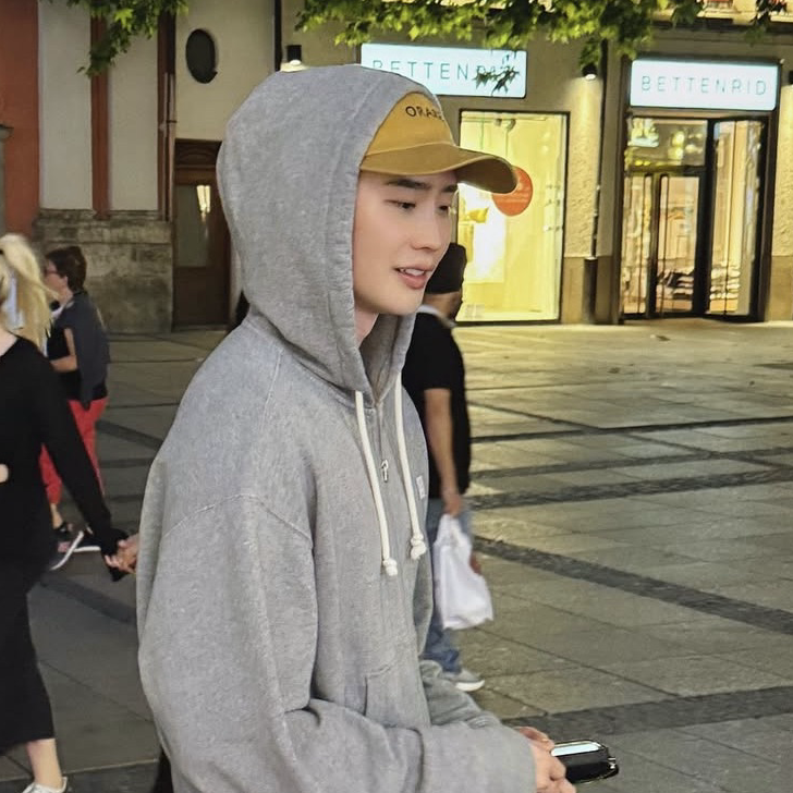 Recent activity shot of Lee Jongsuk