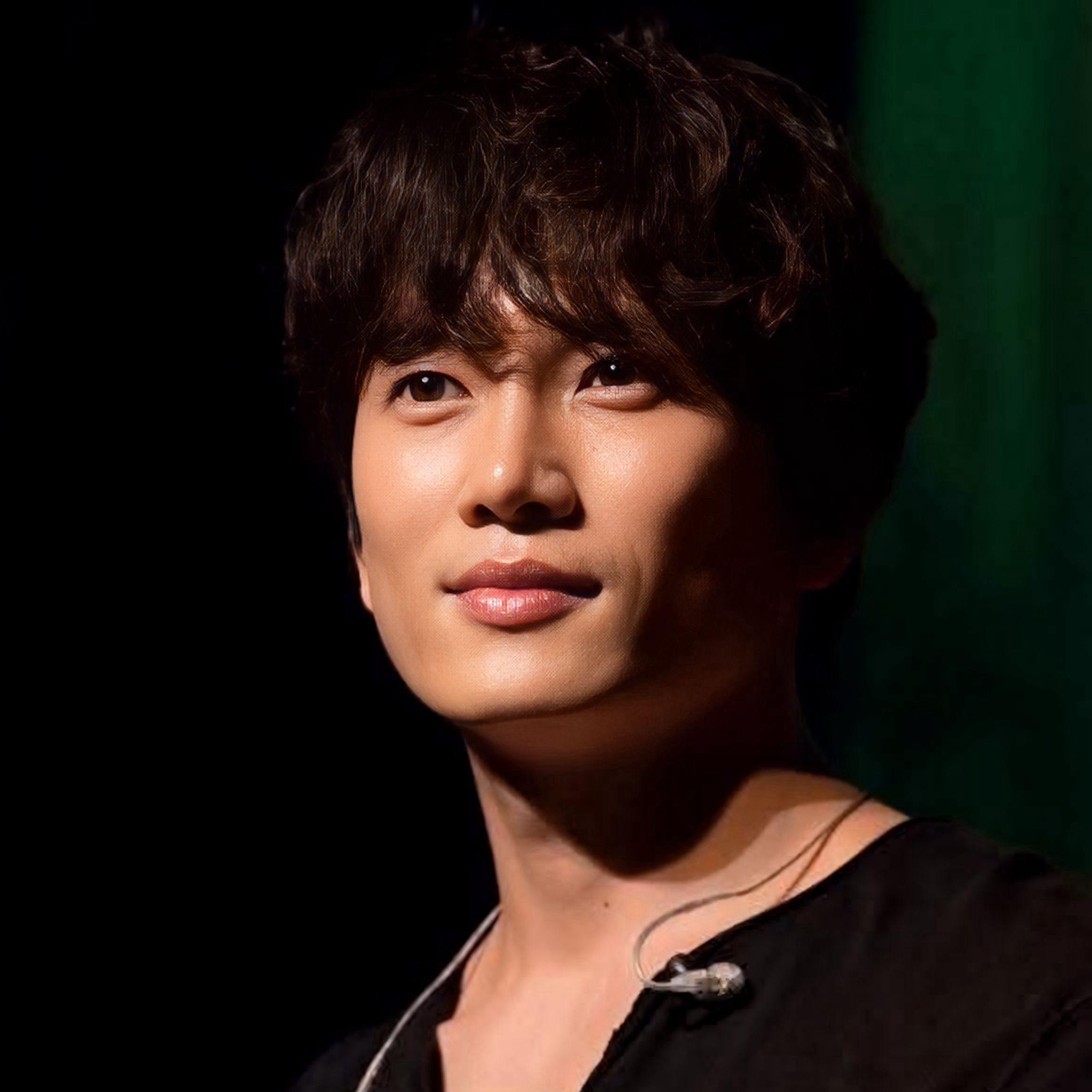 Behind-the-scenes cut of Ji Sung