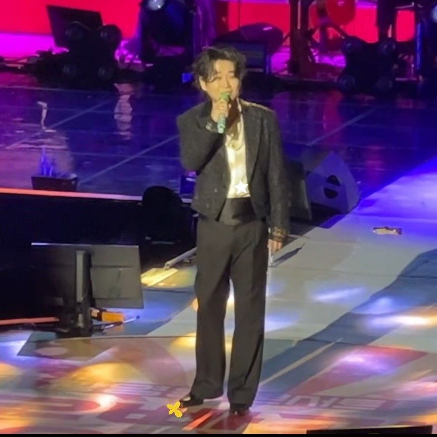 A moment captured by a fan of Hwang Youngwoong