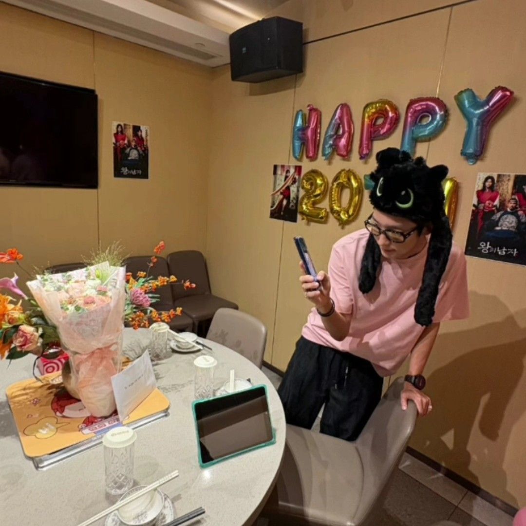 Behind-the-scenes cut of Lee Joongi