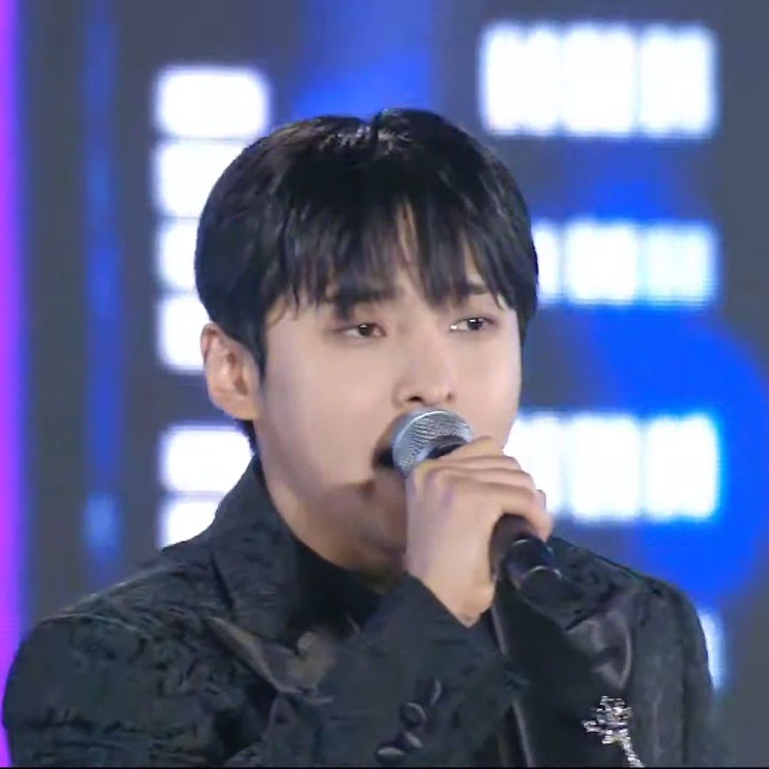 A moment captured by a fan of Seong Ri