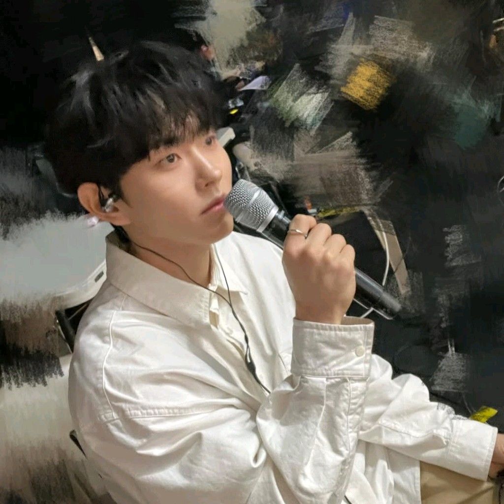 A moment captured by a fan of Lee Byeongchan