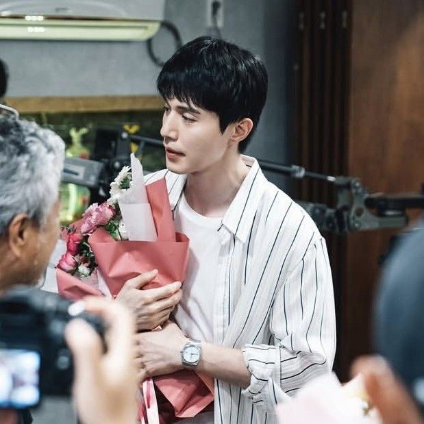 A moment captured by a fan of Lee Dongwook
