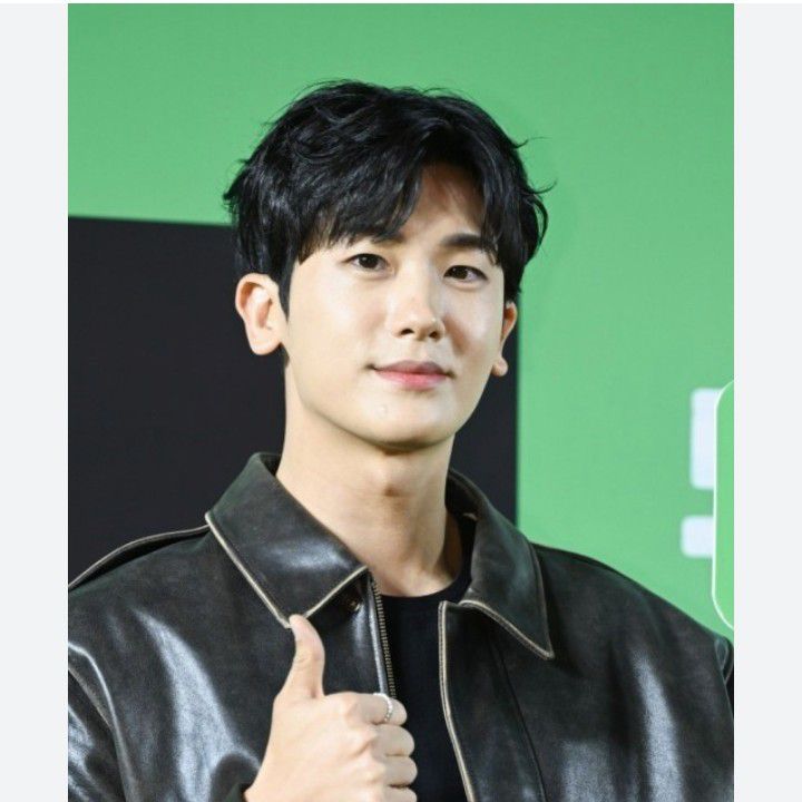 A moment captured by a fan of Park Hyungsik