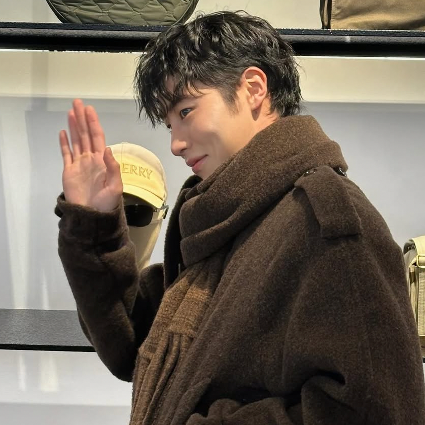 Behind-the-scenes cut of Lee Jaewook