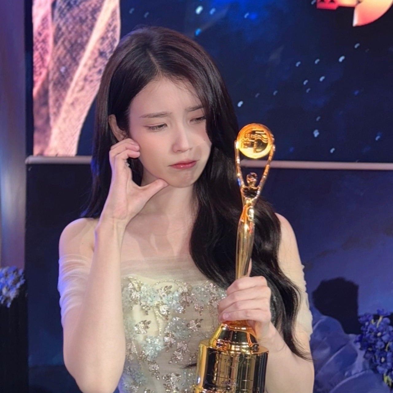 Behind-the-scenes cut of IU