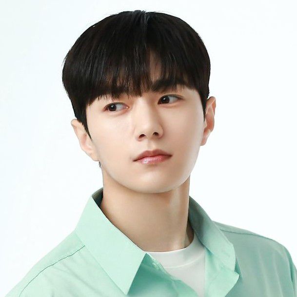 Behind-the-scenes cut of Kim Myungsoo (L)