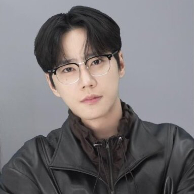 Behind-the-scenes cut of Lee Junyoung