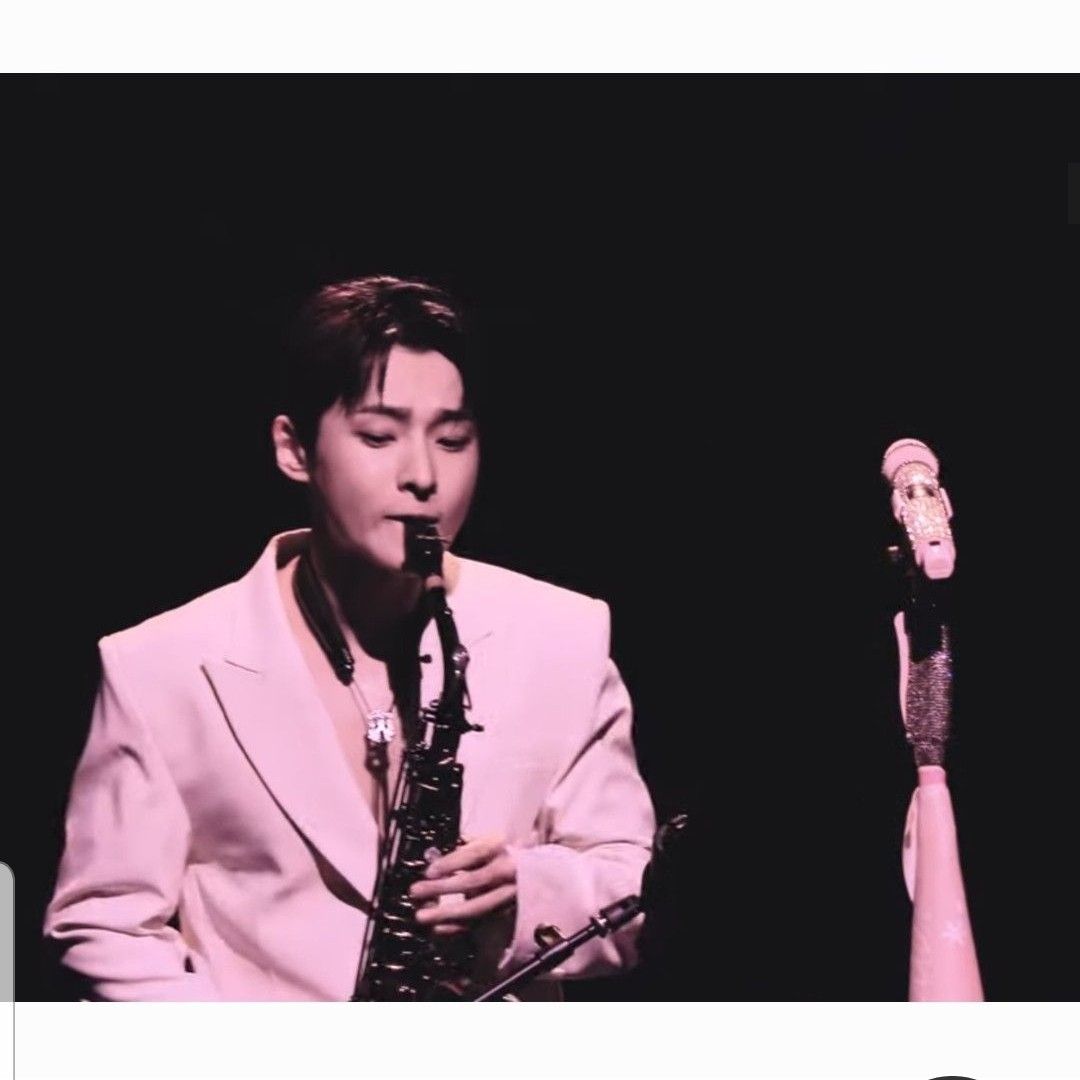 A moment captured by a fan of Seong Ri