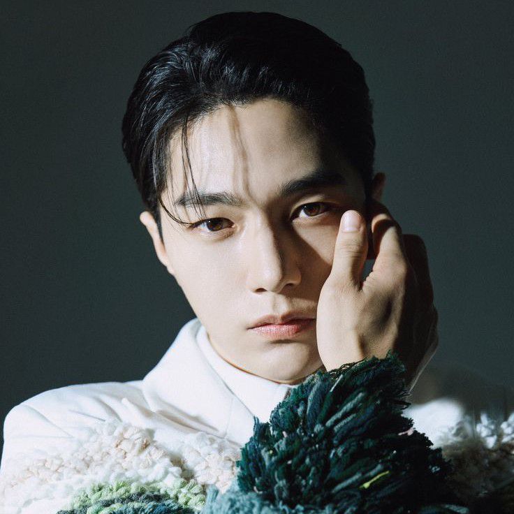 Recent activity shot of Kim Myungsoo (L)