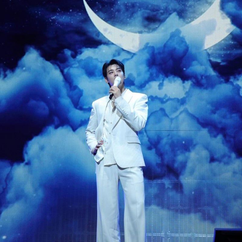 A moment captured by a fan of Cha Eunwoo