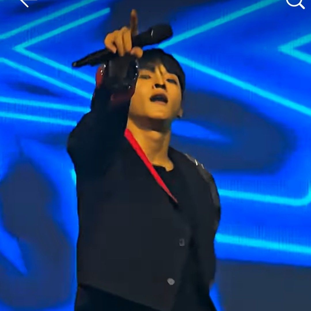 A moment captured by a fan of Seong Ri