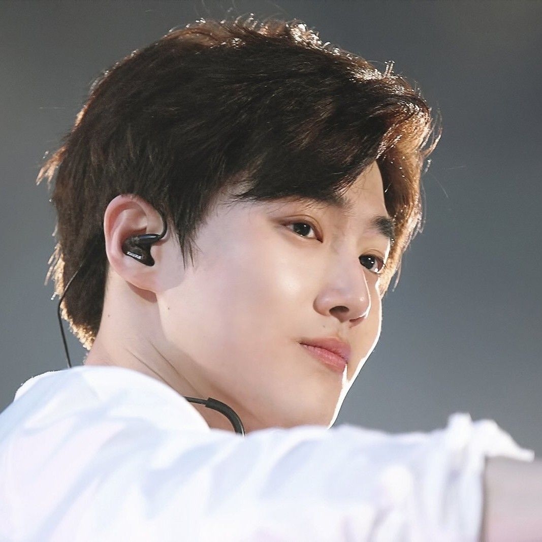 Behind-the-scenes cut of Suho