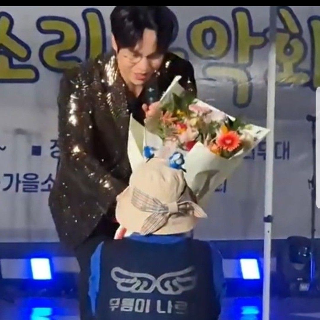 A moment captured by a fan of Mooryong