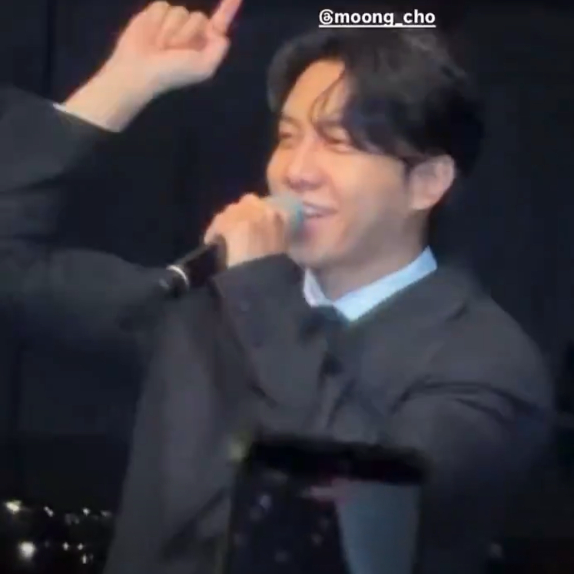Momen yang diabadikan oleh penggemar Lee Seunggi