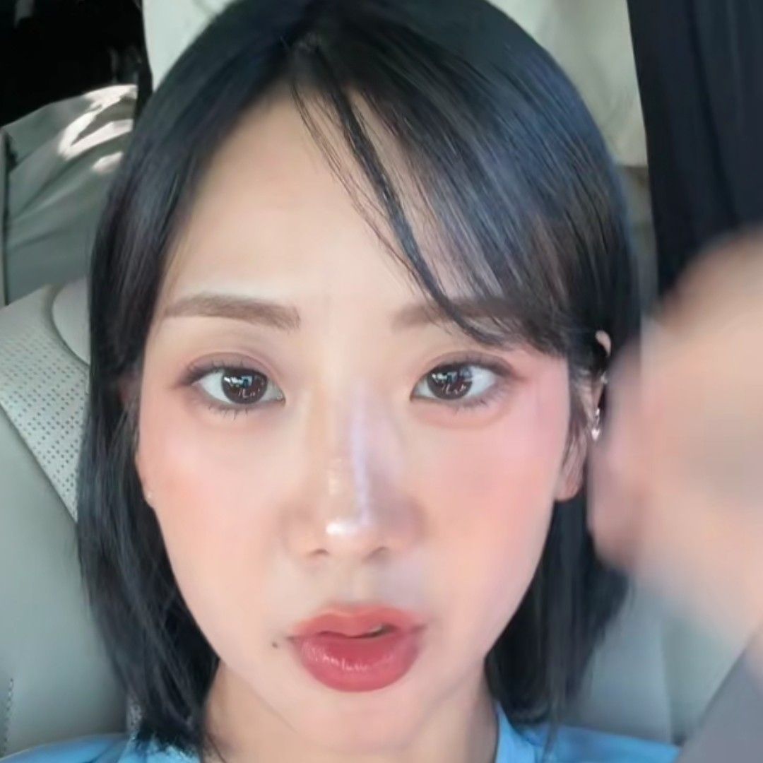 Behind-the-scenes cut of Kang Hyeyeon