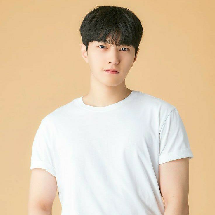 Behind-the-scenes cut of Kim Myungsoo (L)