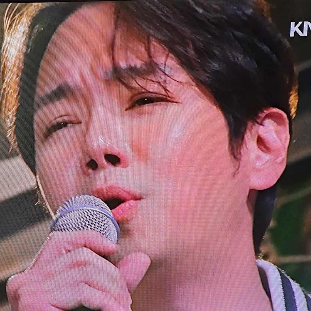 A moment captured by a fan of Hwanhee