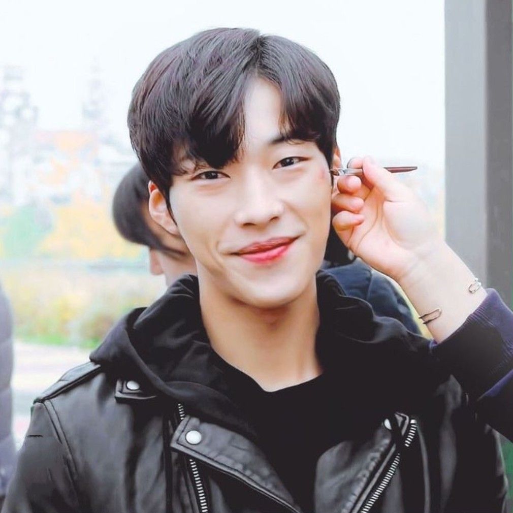 A moment captured by a fan of Woo Dohwan