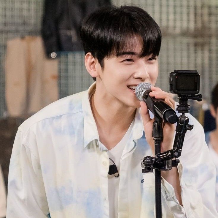 Behind-the-scenes cut of Cha Eunwoo