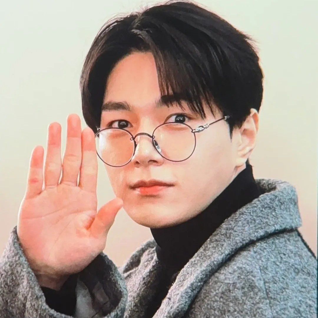 Recent activity shot of Kim Myungsoo (L)