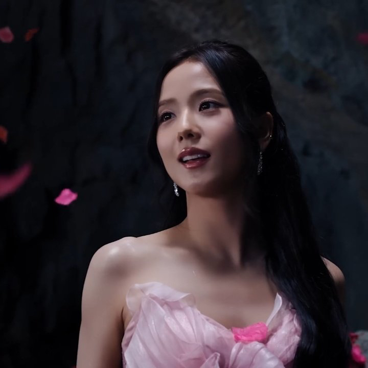 Latest photo of Jisoo (1995)