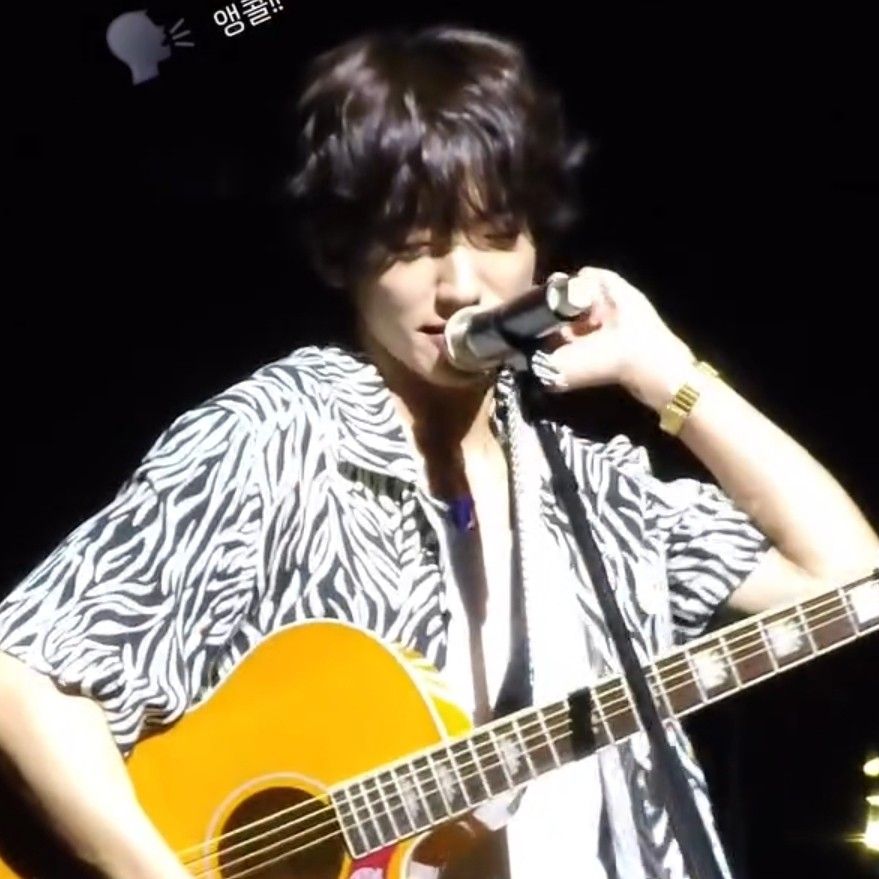 A moment captured by a fan of Lee Seungyoon