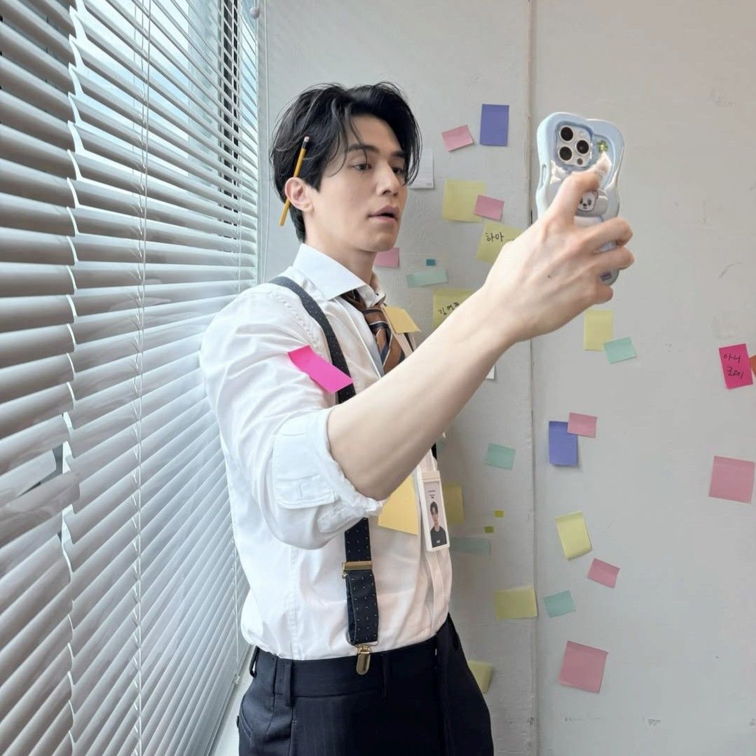 Behind-the-scenes cut of Lee Dongwook