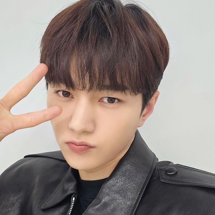 Recent activity shot of Kim Myungsoo (L)