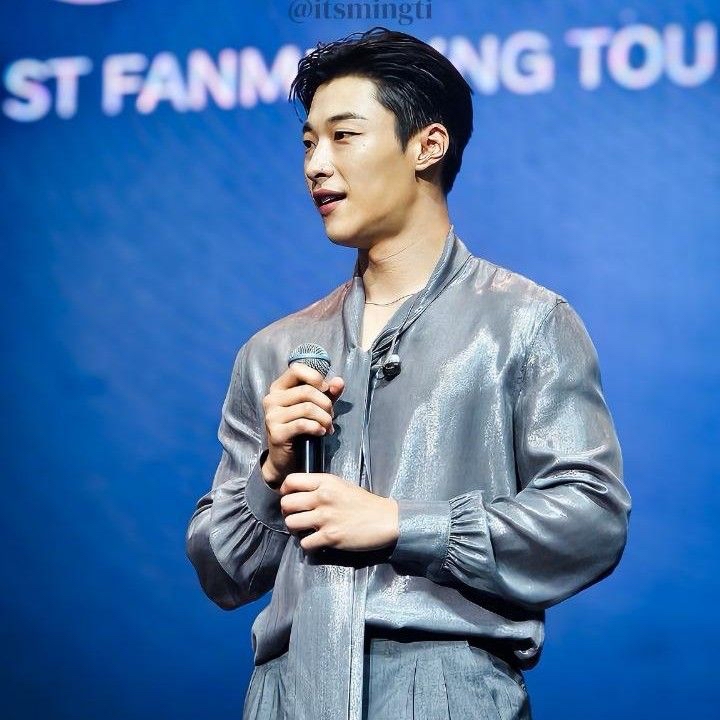 A moment captured by a fan of Woo Dohwan