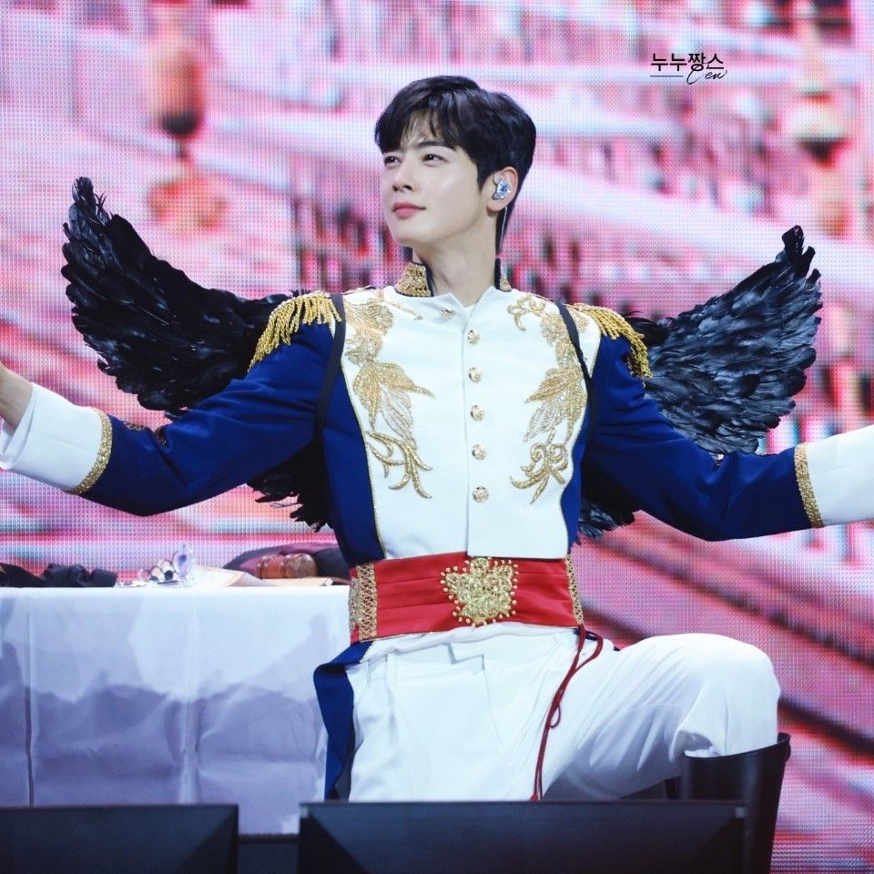 Behind-the-scenes cut of Cha Eunwoo