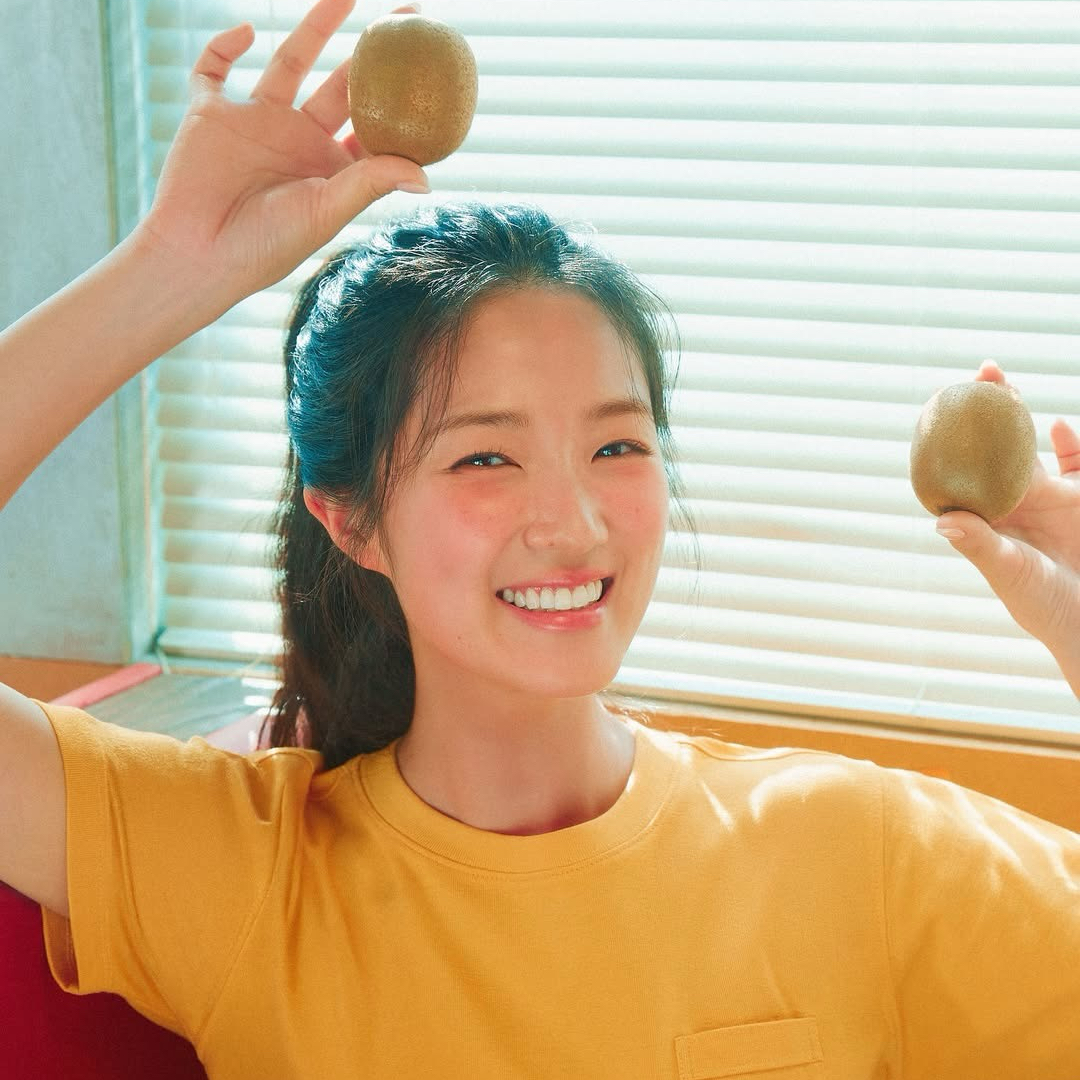Behind-the-scenes cut of Kim Hyeyoon