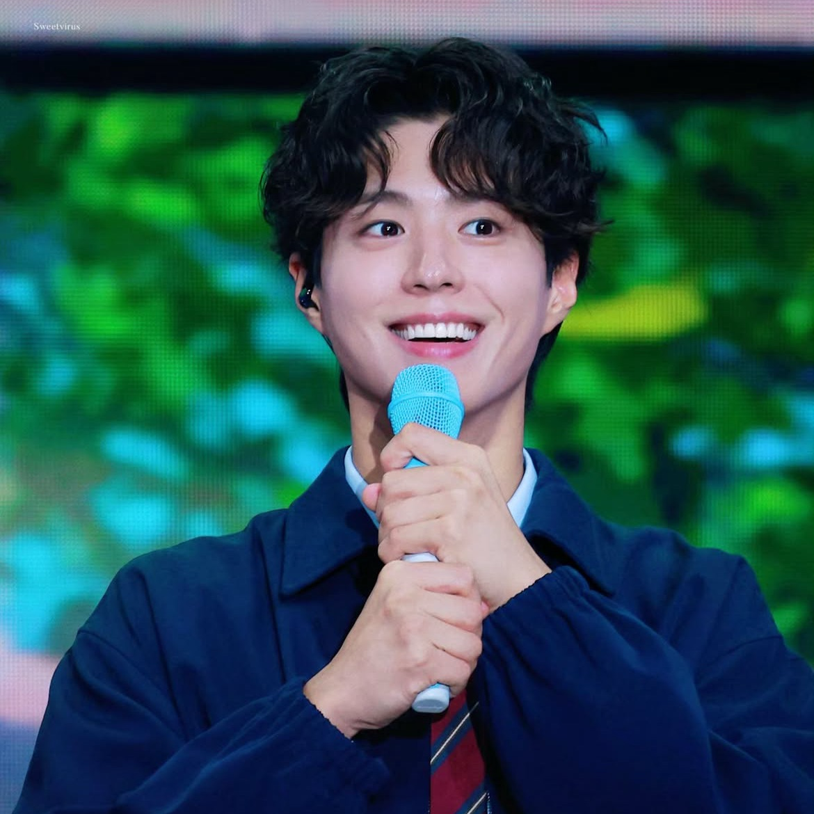 A moment captured by a fan of Park Bogum