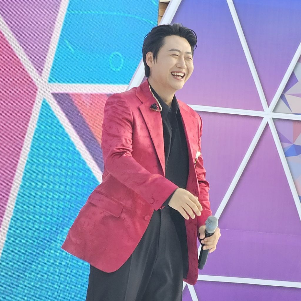 A moment captured by a fan of Min Soohyun